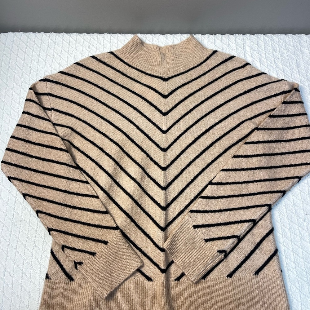 BE COOL Chevron Patterned Tan and Black Sweater